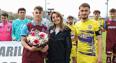 EYÜPSPOR'DAN TRABZONSPOR'A BÜYÜK JEST... ALKIŞLARLA VE ÇİÇEKLERLE KARŞIŞLADILAR