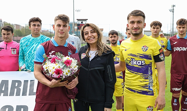 EYÜPSPOR'DAN TRABZONSPOR'A BÜYÜK JEST... ALKIŞLARLA VE ÇİÇEKLERLE KARŞIŞLADILAR