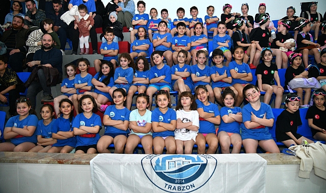 MİNİK YÜZÜCÜLER, 23 NİSAN YÜZME ŞENLİĞİNDE YETENEKLERİNİ SERGİLEDİ