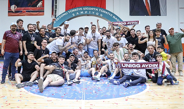 ŞAMPİYON TRABZONSPOR KUPASINI ALDI