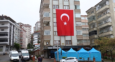 ŞEHİDİMİZİN TRABZON'DAKİ AİLESİNE ACI HABER VERİLDİ