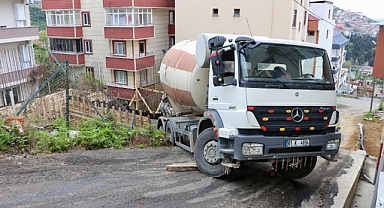 TRABZON'DA KORKU DOLU ANLAR... BETON MİKSERİ İNŞAAT İLE YOL ARASINDA ASILI KALDI!