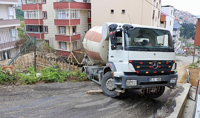 TRABZON'DA KORKU DOLU ANLAR... BETON MİKSERİ İNŞAAT İLE YOL ARASINDA ASILI KALDI!