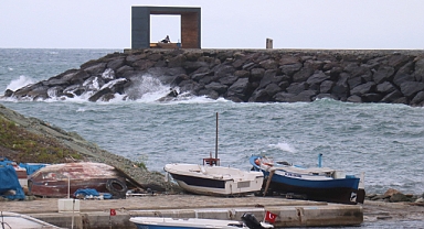 TRABZON'DA KUVVETLİ RÜZGAR ETKİLİ OLDU