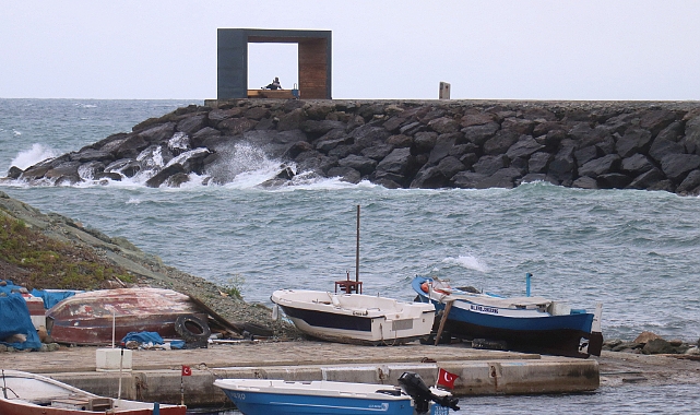 TRABZON'DA KUVVETLİ RÜZGAR ETKİLİ OLDU