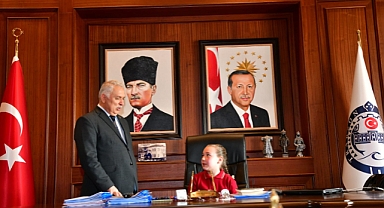 VALİ YILDIRIM KOLTUĞUNU ÇOCUKLARA DEVRETTİ