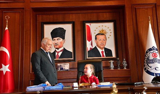 VALİ YILDIRIM KOLTUĞUNU ÇOCUKLARA DEVRETTİ