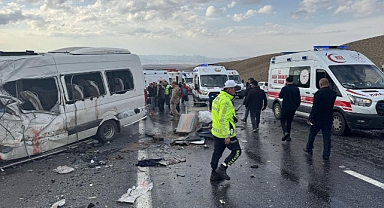 VAN'DA KATLİAM GİBİ KAZA: 6 ÖLÜ 8 YARALI 