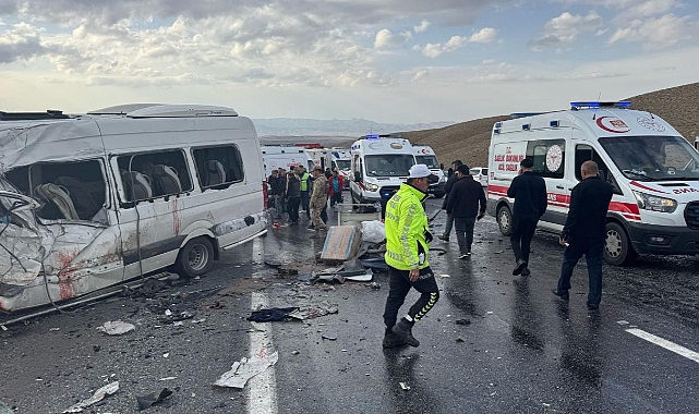 VAN'DA KATLİAM GİBİ KAZA: 6 ÖLÜ 8 YARALI