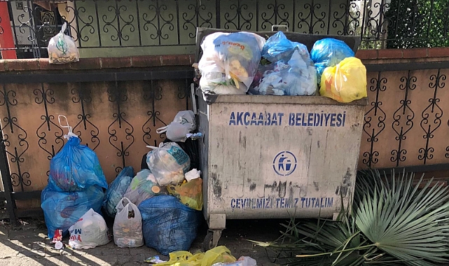 AKÇAABAT'A YAKIŞMAYAN GÖRÜNTÜLER... ÇÖPLER TEPKİ ÇEKTİ!