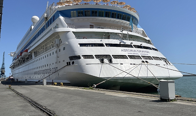 'ASTORİA GRANDE' TRABZON LİMANI'NA DEMİR ATTI