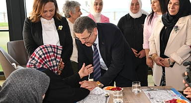 BAŞKAN GENÇ’TEN HUZUREVİNDEKİ ANNELERE VEFA