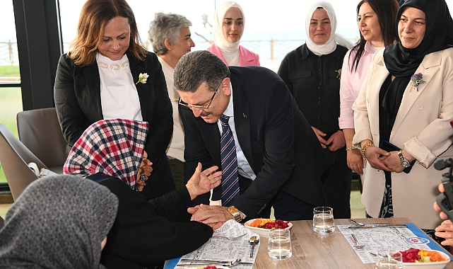 BAŞKAN GENÇ’TEN HUZUREVİNDEKİ ANNELERE VEFA