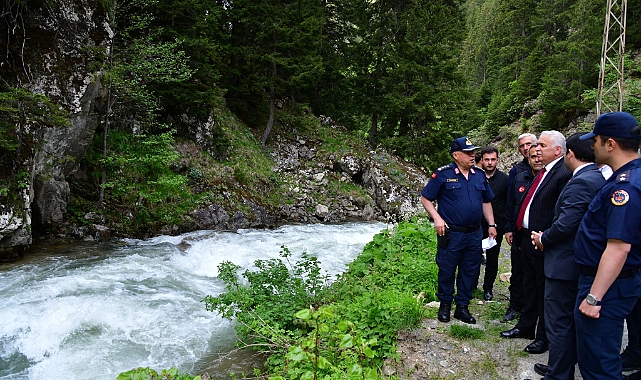 ÇAYKARA'DA YABANCI UYRUKLU ÇOCUK DEREDE KAYBOLDU