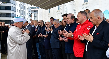 Cumhurbaşkanı Erdoğan'ın dostu dualarla uğurlandı... Cenazeye Sümeyye Erdoğan da katıldı