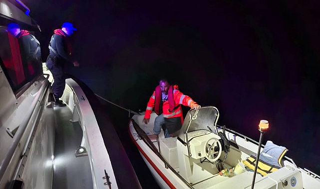 DENİZDE SÜRÜKLENEN TEKNE KURTARILDI