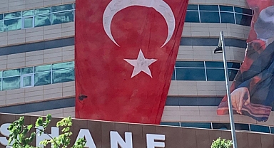DEVLET HASTANESİNDE SKANDAL... 19 MAYIS'I YIRTIK BAYRAKLA KUTLADILAR!