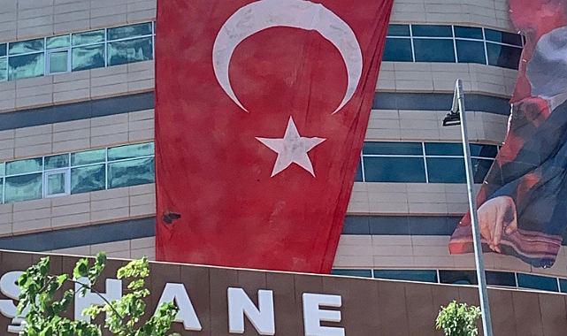 DEVLET HASTANESİNDE SKANDAL... 19 MAYIS'I YIRTIK BAYRAKLA KUTLADILAR!