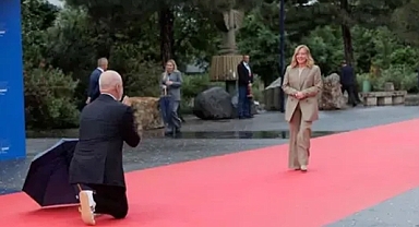 MELONİ'Yİ DİZ ÇÖKEREK KARŞILADI!