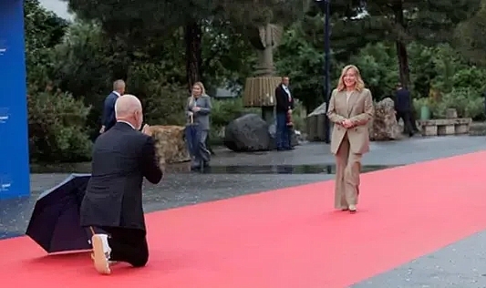 MELONİ'Yİ DİZ ÇÖKEREK KARŞILADI!