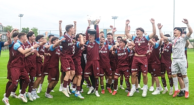 ŞAMPİYON KUPASINA KAVUŞTU