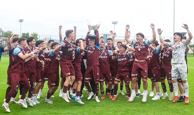 ŞAMPİYON KUPASINA KAVUŞTU