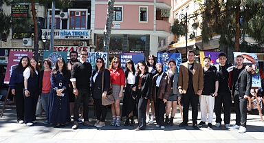 ÜNİVERSİTE ÖĞRENCİLERİ BAĞIMLILIĞA SANAT YOLUYLA DİKKAT ÇEKTİ 