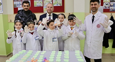YOMRA'DA İLKOKUL ÖĞRENCİLERİ KOKULU SABUN ÜRETİYOR