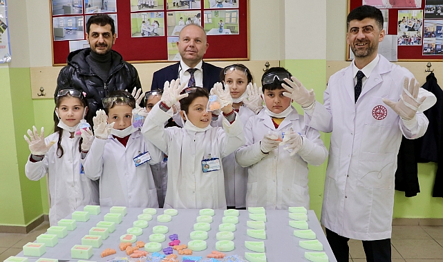 YOMRA'DA İLKOKUL ÖĞRENCİLERİ KOKULU SABUN ÜRETİYOR