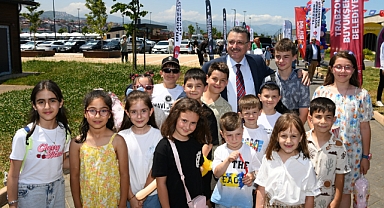 BAŞKAN GENÇ, ÇOCUKLARIN KARNE SEVİNCİNE ORTAK OLDU