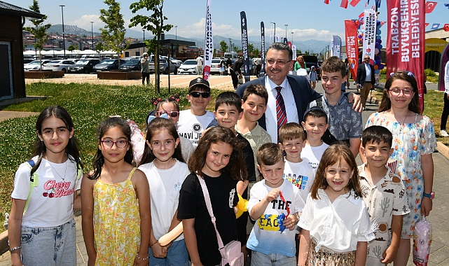 BAŞKAN GENÇ, ÇOCUKLARIN KARNE SEVİNCİNE ORTAK OLDU