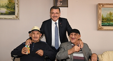 BAŞKAN GENÇ'TEN HUZUREVİ SAKİNLERİNE BAYRAM ZİYARETİ