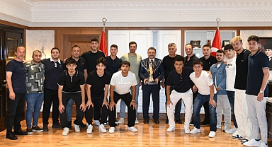 BAŞKAN GENÇ’TEN ŞAMPİYONLARA HEDİYE