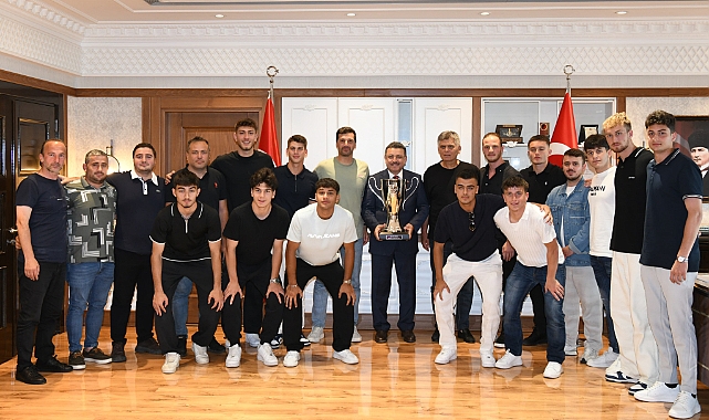 BAŞKAN GENÇ’TEN ŞAMPİYONLARA HEDİYE