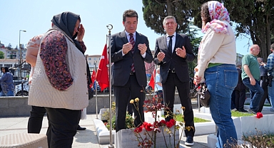 BAŞKAN KAYA'DAN ŞEHİTLİĞE ZİYARET 