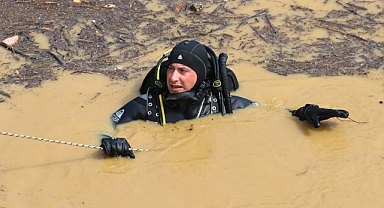 EKİPLER, SELDE KAYBOLAN VATANDAŞ İÇİN SEFERBER