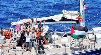 İSRAİL ORDUSU YARDIM GEMİSİNE EL KOYDU! 