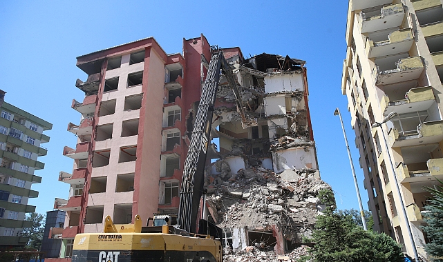RİZE'DE RİSKLİ BİNALARIN YIKIMINA BAŞLANDI