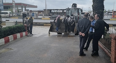 TRABZON'DA İLGİNÇ MANZARALAR... KEPÇEYLE YOLUN KARŞISINA GEÇTİLER! 