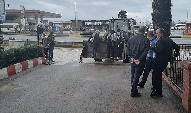 TRABZON'DA İLGİNÇ MANZARALAR... KEPÇEYLE YOLUN KARŞISINA GEÇTİLER!