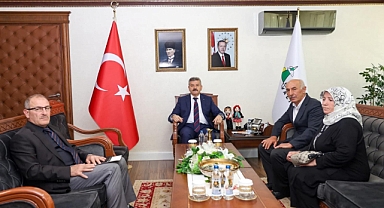 VALİ ERGÜN ŞEHİT AİLESİNİ AĞIRLADI 