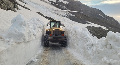 YAYLA YOLLARINDA KARLA MÜCADELE SÜRÜYOR! 