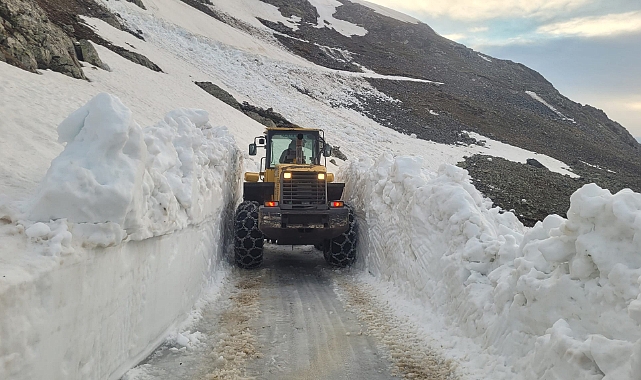 YAYLA YOLLARINDA KARLA MÜCADELE SÜRÜYOR!