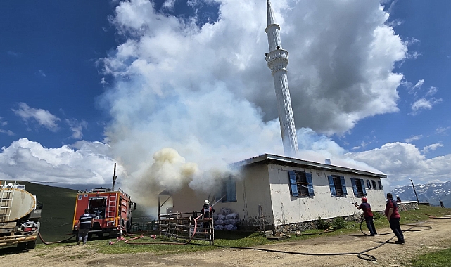 ÇAYKARA'DA BÜYÜK PANİK: CAMİ ALEV ALEV!