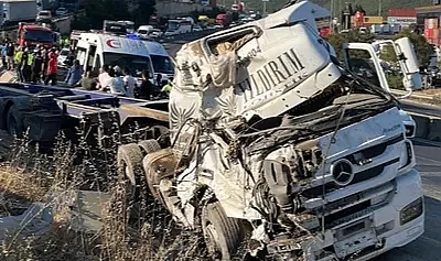 KOCAELİ'DE FECİ KAZA: 5 ÖLÜ, 1 YARALI