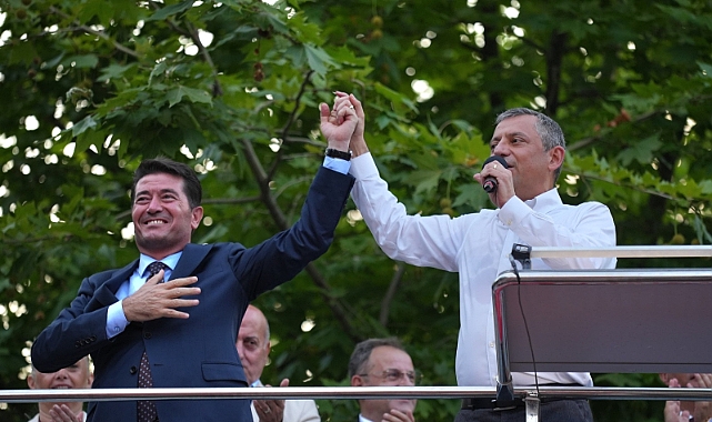 ÖZGÜR ÖZEL'DEN BAŞKAN KAYA'YA ÖVGÜ DOLU SÖZLER