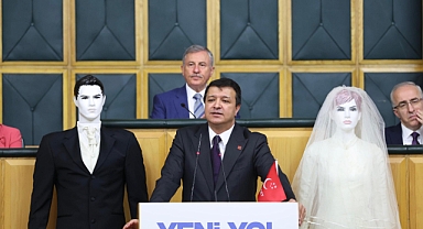 SAADET PARTİSİ LİDERİ ARIKAN, KÜRSÜYE ‘GELİN VE DAMAT’LA ÇIKTI! 