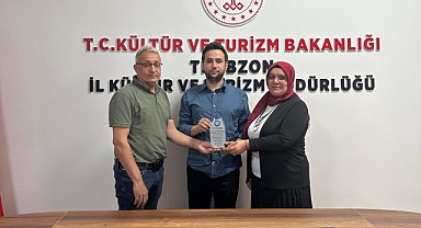 TRABZONLU SANATÇIYA ANLAMLI PLAKETLER