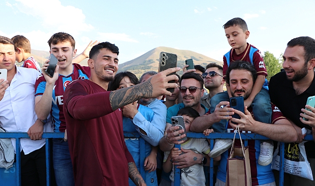 TRABZONSPOR'DA FUTBOLCULAR TARAFTARLARLA BULUŞTULAR