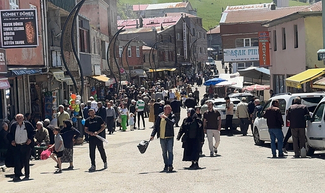 TURİZM HAREKETLİLİĞİ ESNAFIN YÜZÜNÜ GÜLDÜRDÜ